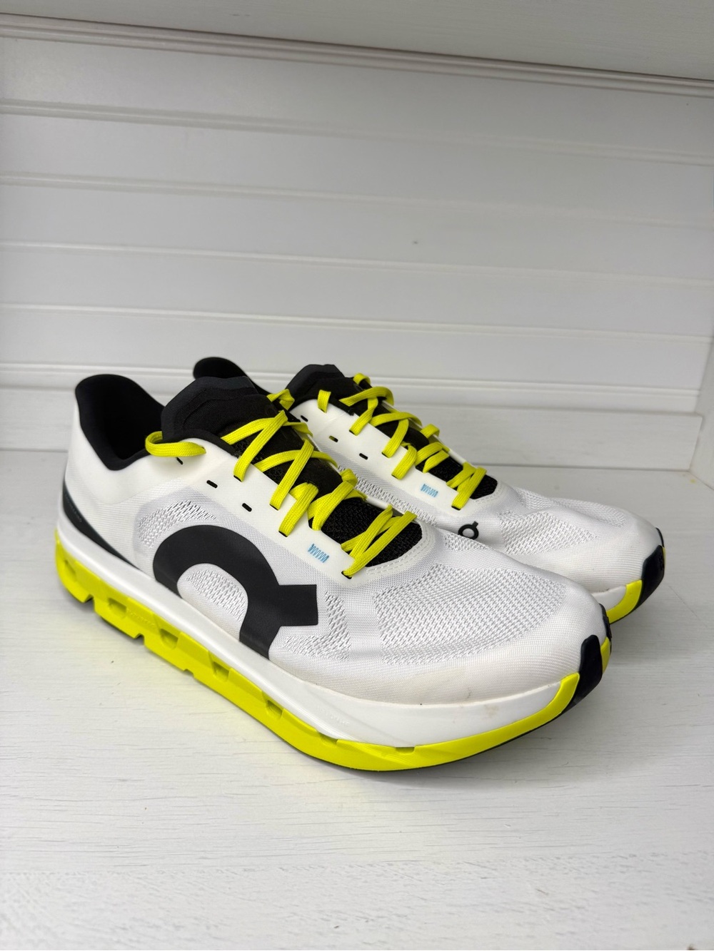 On Running Men’s Cloudflow 5 - Like New!  White | Lime Size 12